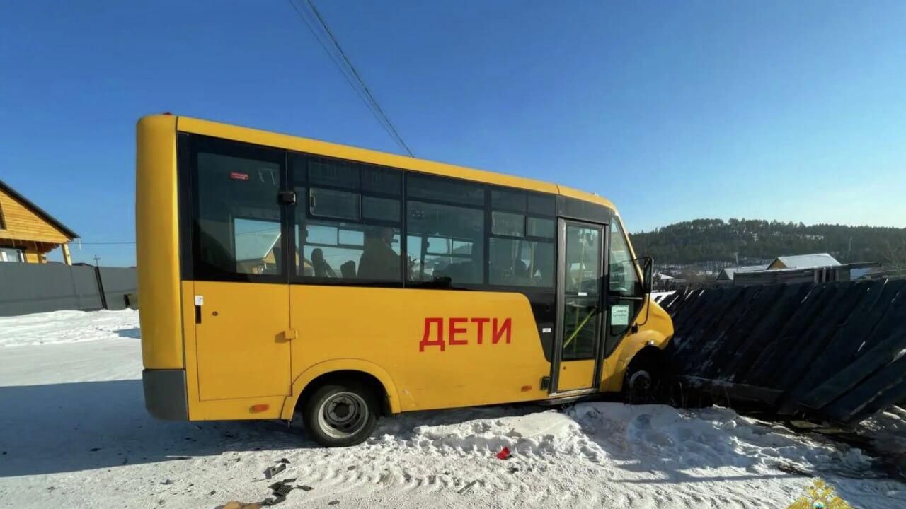 На месте ДТП с участием школьного автобуса в селе Нижний Саянтуй в Бурятии На месте ДТП с участием школьного автобуса в селе Нижний Саянтуй в Бурятии - РИА Новости, 1920, 11.02.2026