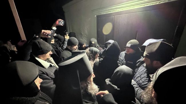 Обстановка у храма Успения Богородицы в селе Деренеу Каларашского района