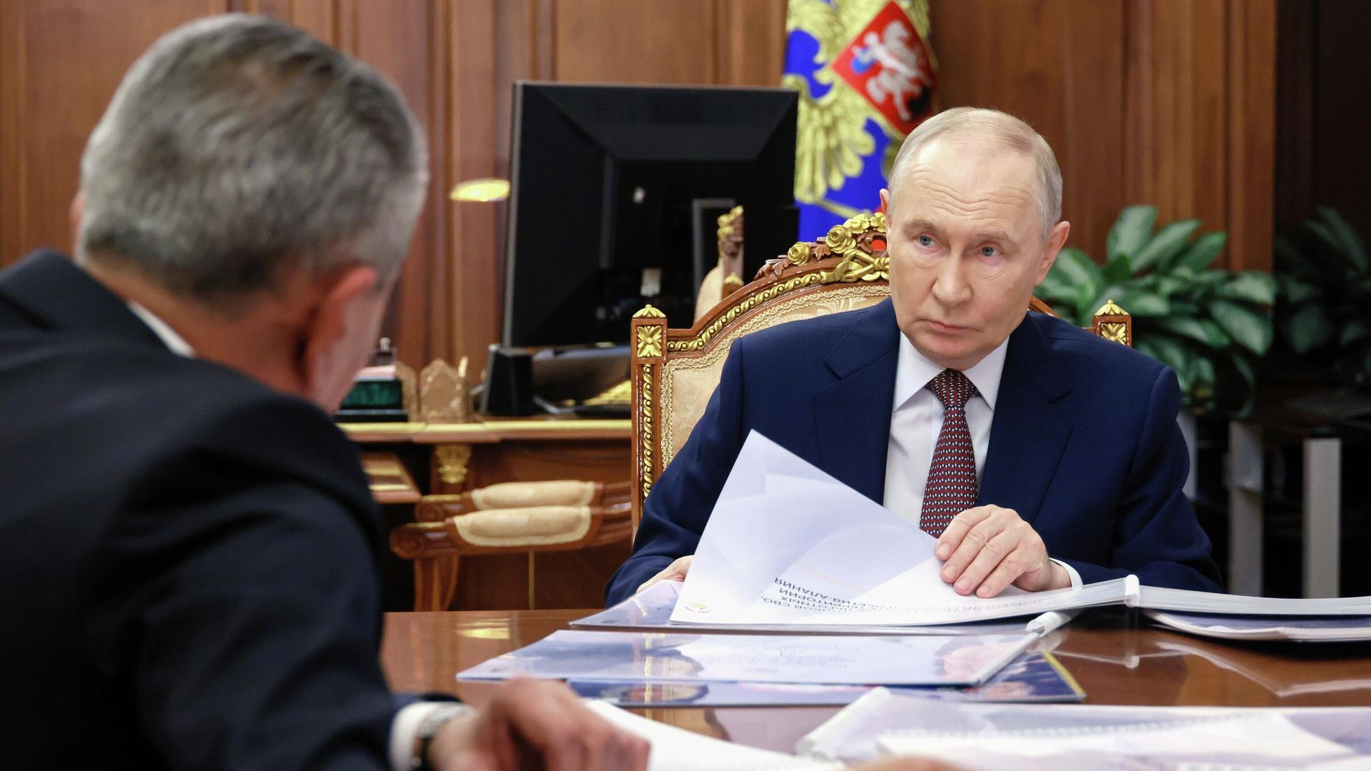 Президент РФ Владимир Путин и глава Северной Осетии - Алании Сергей Меняйло во время встречи в Москве. 11 февраля 2026 Президент РФ Владимир Путин и глава Северной Осетии - Алании Сергей Меняйло во время встречи в Москве. 11 февраля 2026 - РИА Новости, 1920, 11.02.2026