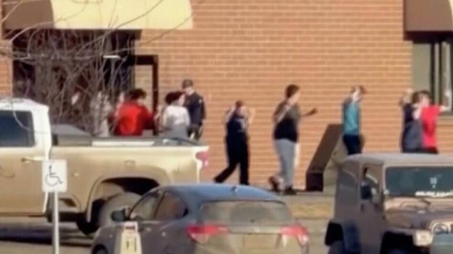 Ученики выходят из здания школы Тамблер Ридж, где произошла стрельба, в канадской провинции Британская Колумбия