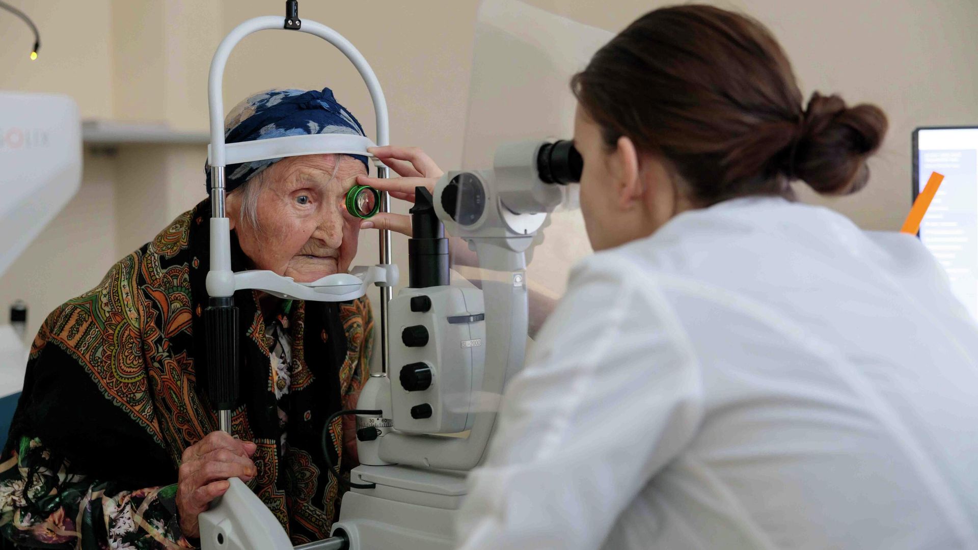 111-летняя жительница Хабаровска Мария Огиенко на диагностическом обследовании зрения - РИА Новости, 1920, 12.02.2026