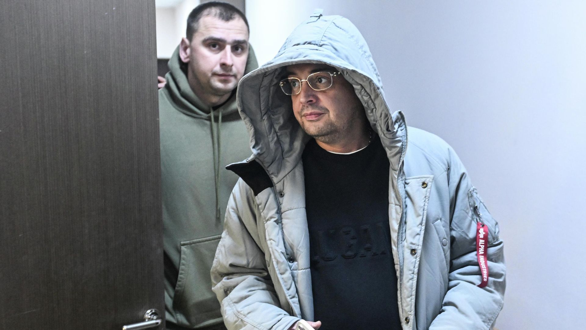 Рэпер Алексей Долматов, обвиняемый в грабеже, перед заседанием в Наро-Фоминском городском суде. 12 февраля 2026 - РИА Новости, 1920, 12.02.2026