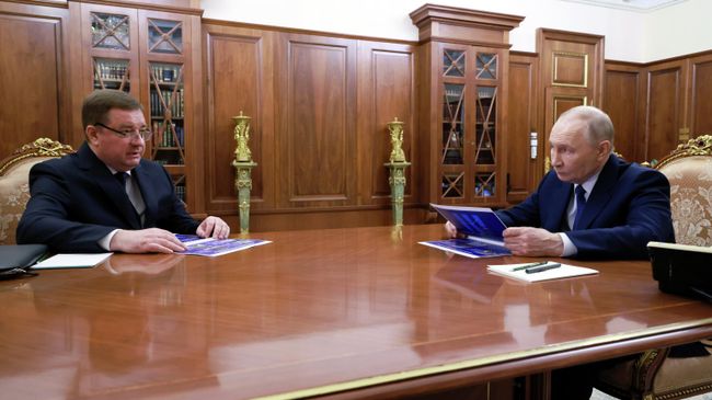 Президент РФ Владимир Путин и руководитель Федерального агентства по управлению государственным имуществом (Росимущество) Вадим Яковенко во время встречи