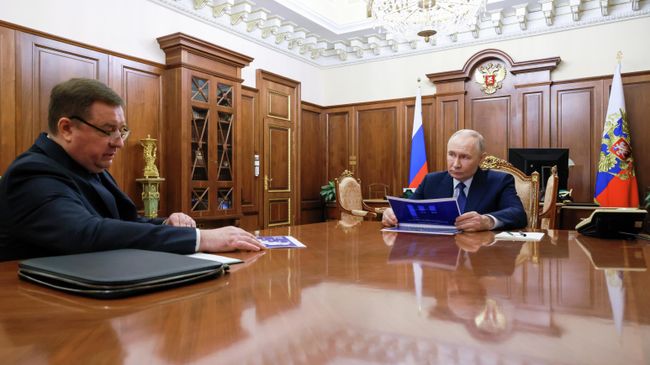Президент РФ Владимир Путин и руководитель Федерального агентства по управлению государственным имуществом (Росимущество) Вадим Яковенко во время встречи
