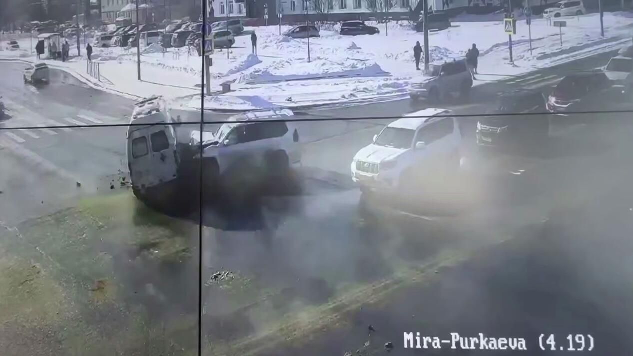 Момент столкновения автомобиля скорой помощи и внедорожника Lexus в Южно-Сахалинске. Кадр видео - РИА Новости, 1920, 13.02.2026