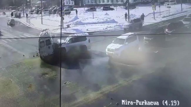 Момент столкновения автомобиля скорой помощи и внедорожника Lexus в Южно-Сахалинске. Кадр видео