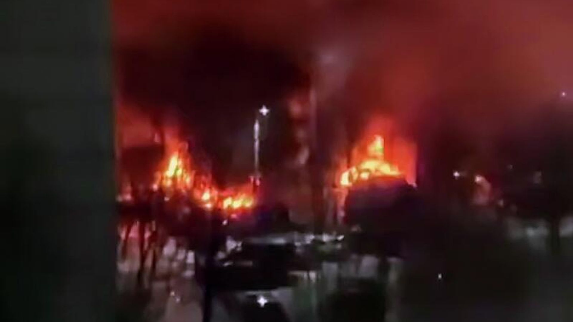 Пожар рядом с жилыми домами после атаки БПЛА в Волгограде Пожар рядом с жилыми домами после атаки БПЛА в Волгограде - РИА Новости, 1920, 13.02.2026