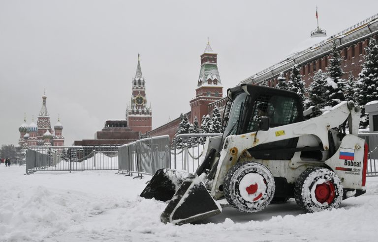 Мини-погрузчик Bobcat убирает снег на Красной площади в Москве Мини-погрузчик Bobcat убирает снег на Красной площади в Москве