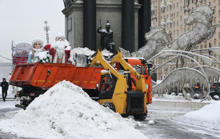Уборка снега у Триумфальной арки в Москве Уборка снега у Триумфальной арки в Москве
