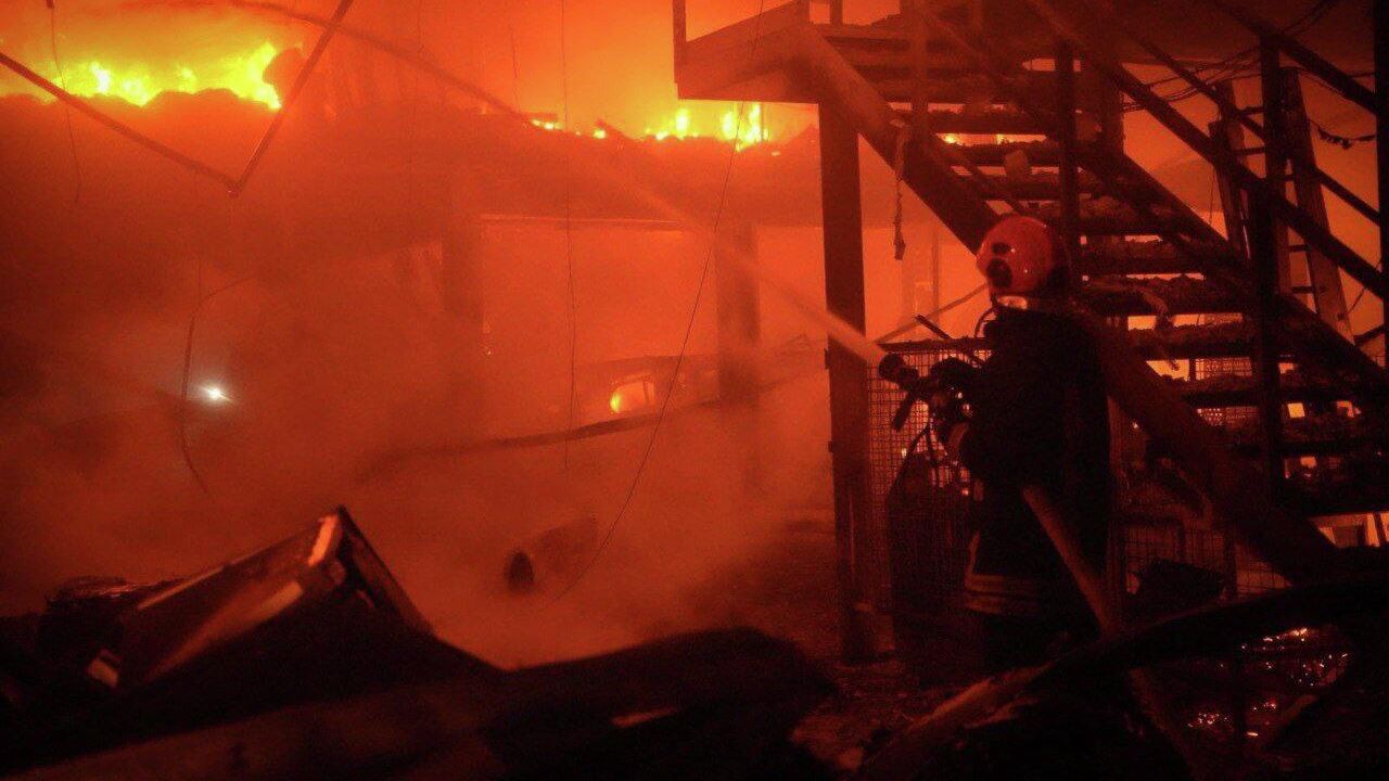 Украинский пожарный во время тушения пожара в Одессе. 13 февраля 2026 Украинский пожарный во время тушения пожара в Одессе. 13 февраля 2026 - РИА Новости, 1920, 12.02.2026