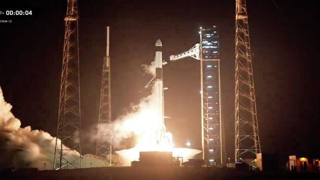 Старт космического корабля Crew Dragon с космонавтом Роскосмоса Андреем Федяевым на борту с мыса Канаверал во Флориде, США. Кадр видео