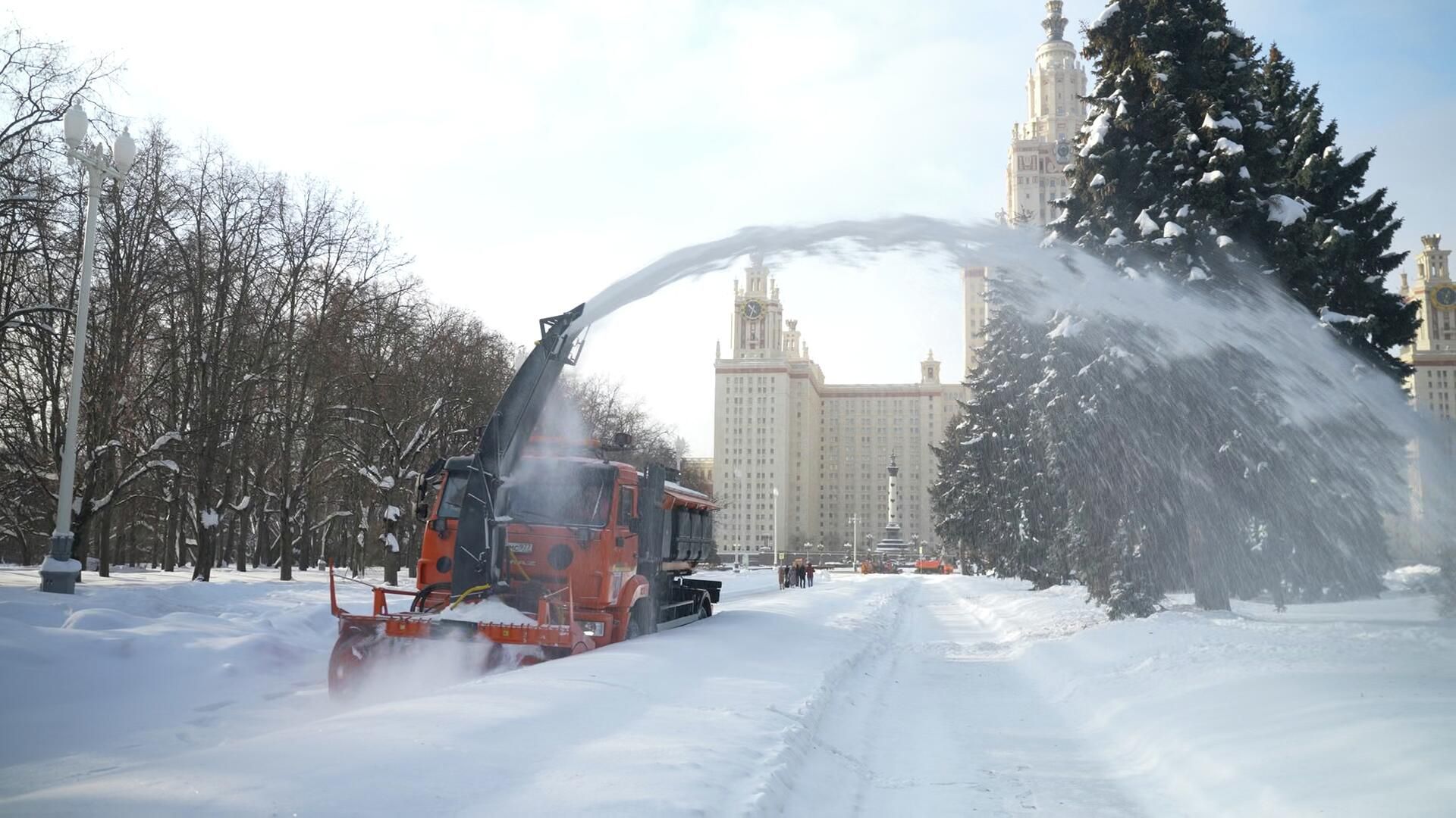 Как убирают снег на дорогах Москвы Как убирают снег на дорогах Москвы - РИА Новости, 1920, 13.02.2026