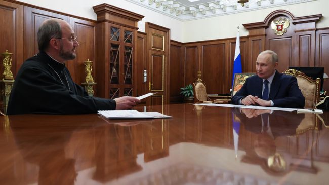 Президент РФ Владимир Путин и протоиерей Александр Ткаченко во время встречи. 13 февраля 2026