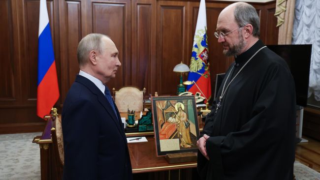 Путину передали икону Божией Матери в знак благодарности за создание фонда Круг добра