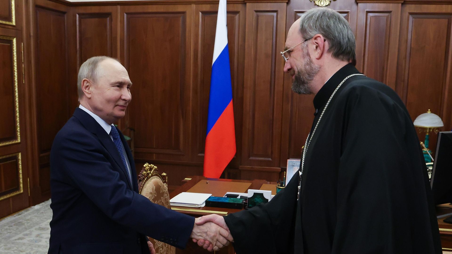 Президент РФ Владимир Путин и протоиерей Александр Ткаченко во время встречи Президент РФ Владимир Путин и протоиерей Александр Ткаченко во время встречи - РИА Новости, 1920, 13.02.2026