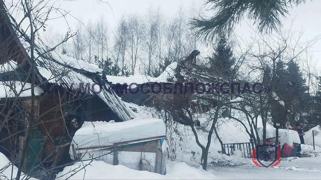 На месте обрушения крыши жилого дома в Московской области