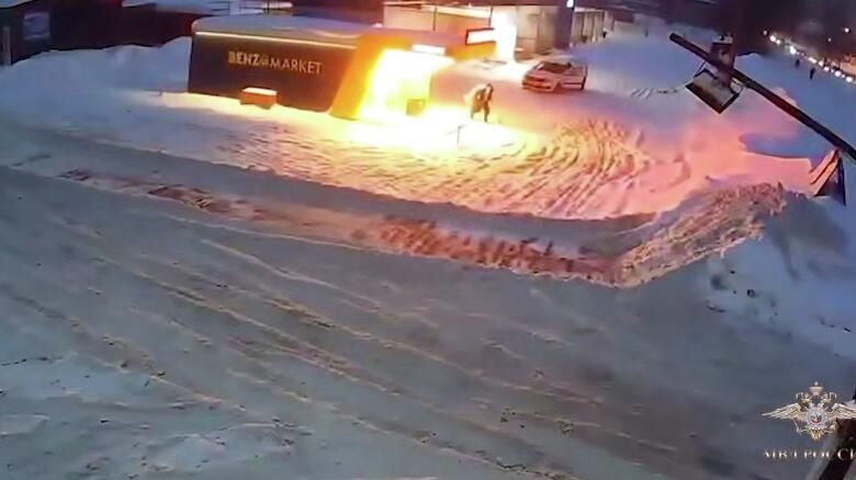 Момент поджога АЗС в подмосковной Электростали. Кадр видео Момент поджога АЗС в подмосковной Электростали. Кадр видео - РИА Новости, 1920, 13.02.2026
