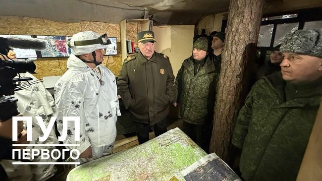 Президент Белоруссии Александр Лукашенко на командно-наблюдательном пункте в Минской области
