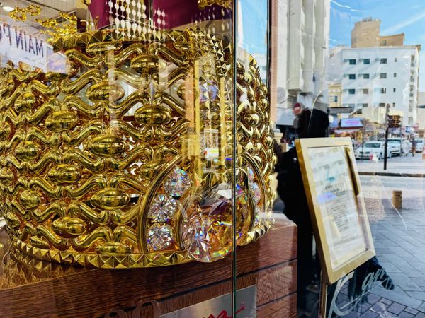 Огромное золотое кольцо в ювелирном магазине в Дубае, занесенное в Книгу рекордов Гиннесса Огромное золотое кольцо в ювелирном магазине в Дубае, занесенное в Книгу рекордов Гиннесса