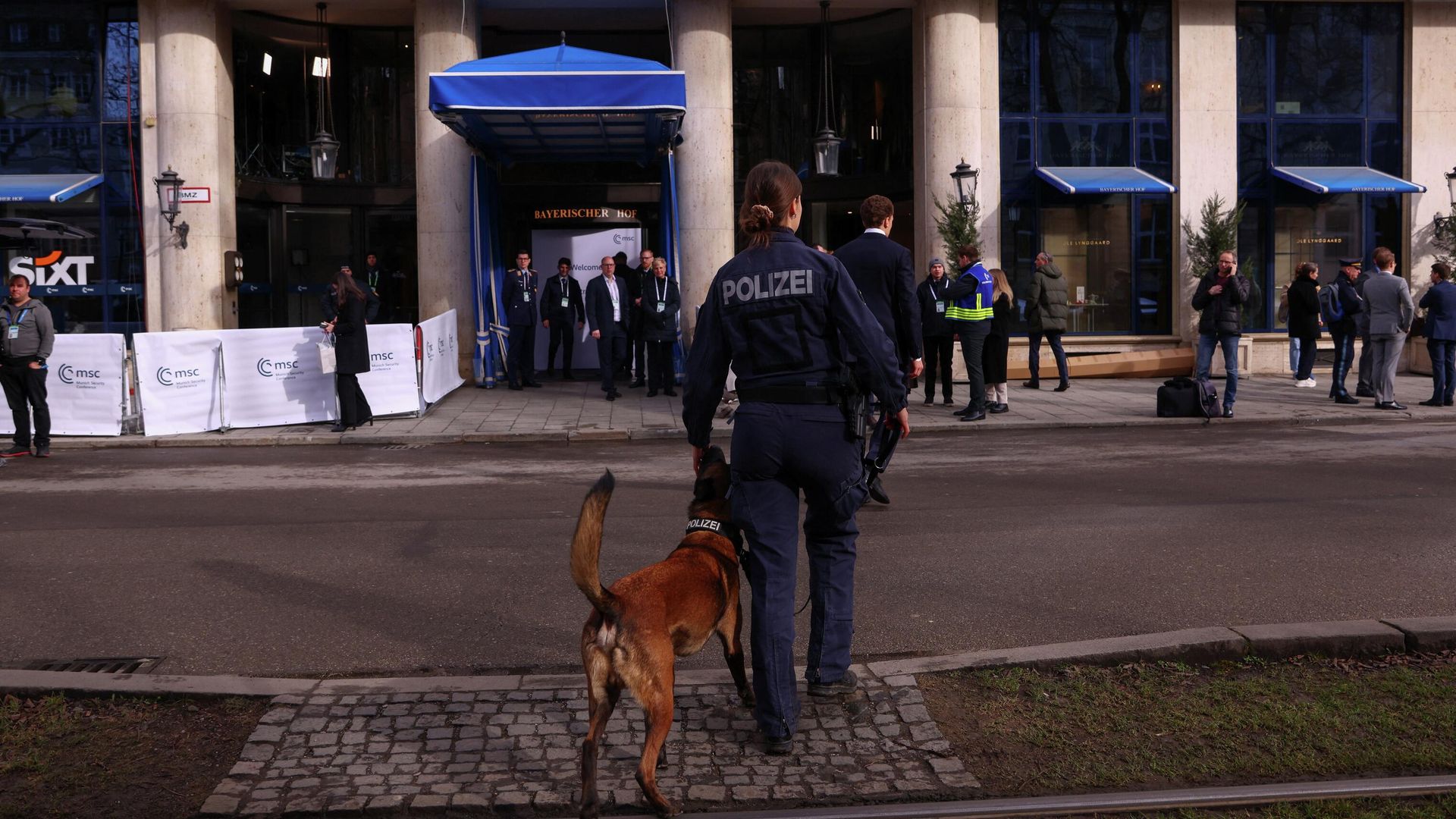 Полиция на территории возле отеля Bayerischer Hof, где проходит ежегодная Мюнхенская конференция по безопасности - РИА Новости, 1920, 15.02.2026