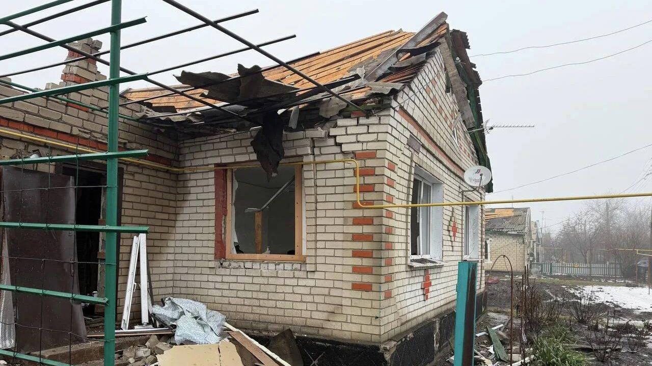 Последствия удара ВСУ по поселку Центральный Перевальского муниципального округа ЛНР Последствия удара ВСУ по поселку Центральный Перевальского муниципального округа ЛНР - РИА Новости, 1920, 15.02.2026