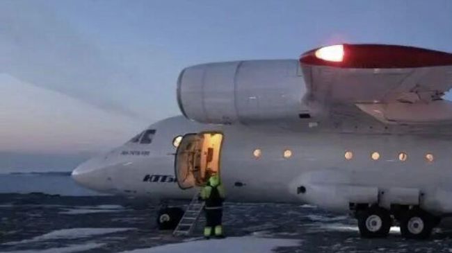Cамолет Ан-74ТК-100 авиакомпании А247 выкатился за пределы взлетно-посадочной полосы в аэропорту Диксона