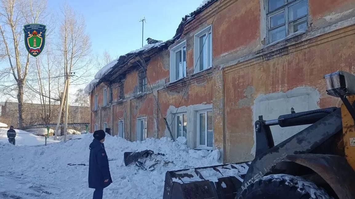 Крыша дома в Прокопьевске получила повреждения из-за скопления снега Крыша дома в Прокопьевске получила повреждения из-за скопления снега - РИА Новости, 1920, 15.02.2026
