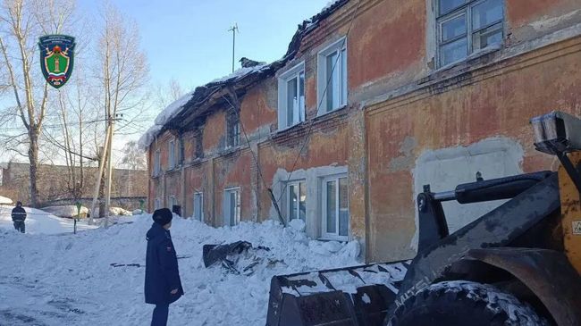 Крыша дома в Прокопьевске получила повреждения из-за скопления снега