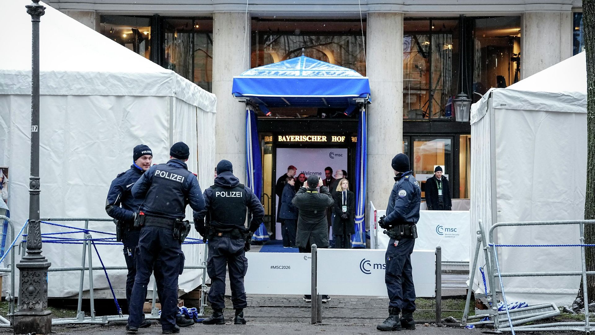 Полиция возле отеля Bayerischer Hof, где проходит ежегодная Мюнхенская конференция по безопасности Полиция возле отеля Bayerischer Hof, где проходит ежегодная Мюнхенская конференция по безопасности - РИА Новости, 1920, 15.02.2026