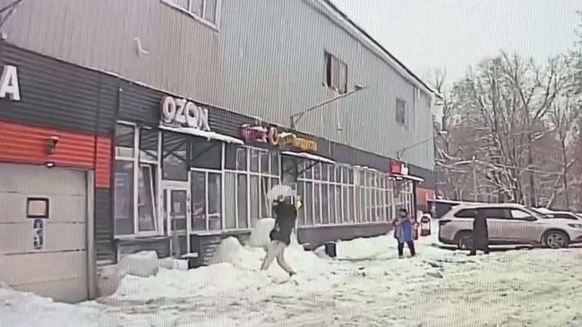 В подмосковной Ивантеевке девушка пострадала при падении сосульки