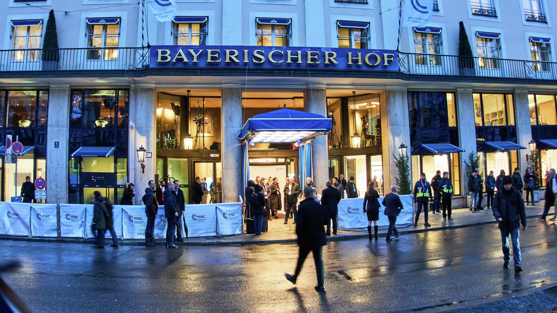 Люди перед отелем Bayerischer Hof, где проходит Мюнхенская конференция по безопасности Люди перед отелем Bayerischer Hof, где проходит Мюнхенская конференция по безопасности - РИА Новости, 1920, 15.02.2026