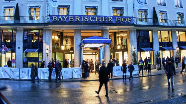 Люди перед отелем Bayerischer Hof, где проходит Мюнхенская конференция по безопасности