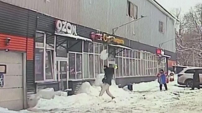 Сосулька упала на голову девушке в Ивантеевке
