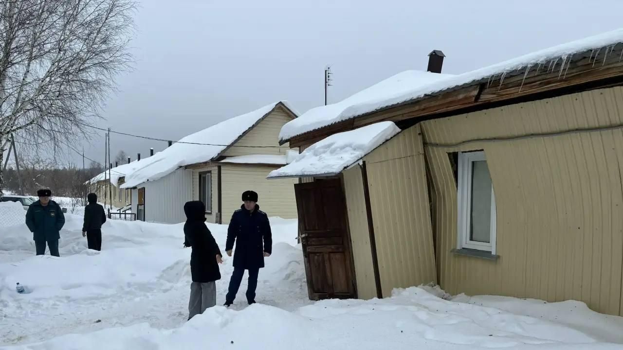 На месте частичного разрушения крыши жилого дома в городе Сурск Пензенской области На месте частичного разрушения крыши жилого дома в городе Сурск Пензенской области - РИА Новости, 1920, 15.02.2026