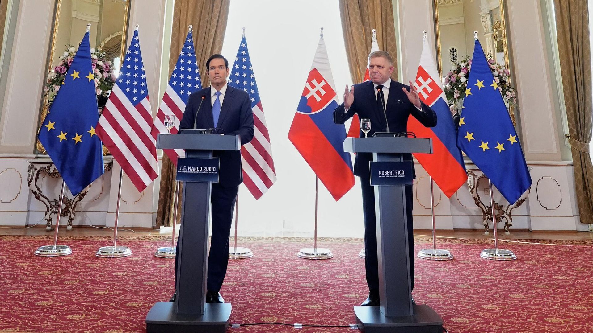 Госсекретарь США Марко Рубио и премьер-министр Словакии Роберт Фицо во время совместной пресс-конференции в Братиславе Госсекретарь США Марко Рубио и премьер-министр Словакии Роберт Фицо во время совместной пресс-конференции в Братиславе - РИА Новости, 1920, 15.02.2026