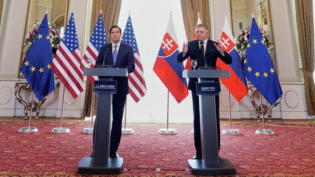 Госсекретарь США Марко Рубио и премьер-министр Словакии Роберт Фицо во время совместной пресс-конференции в Братиславе