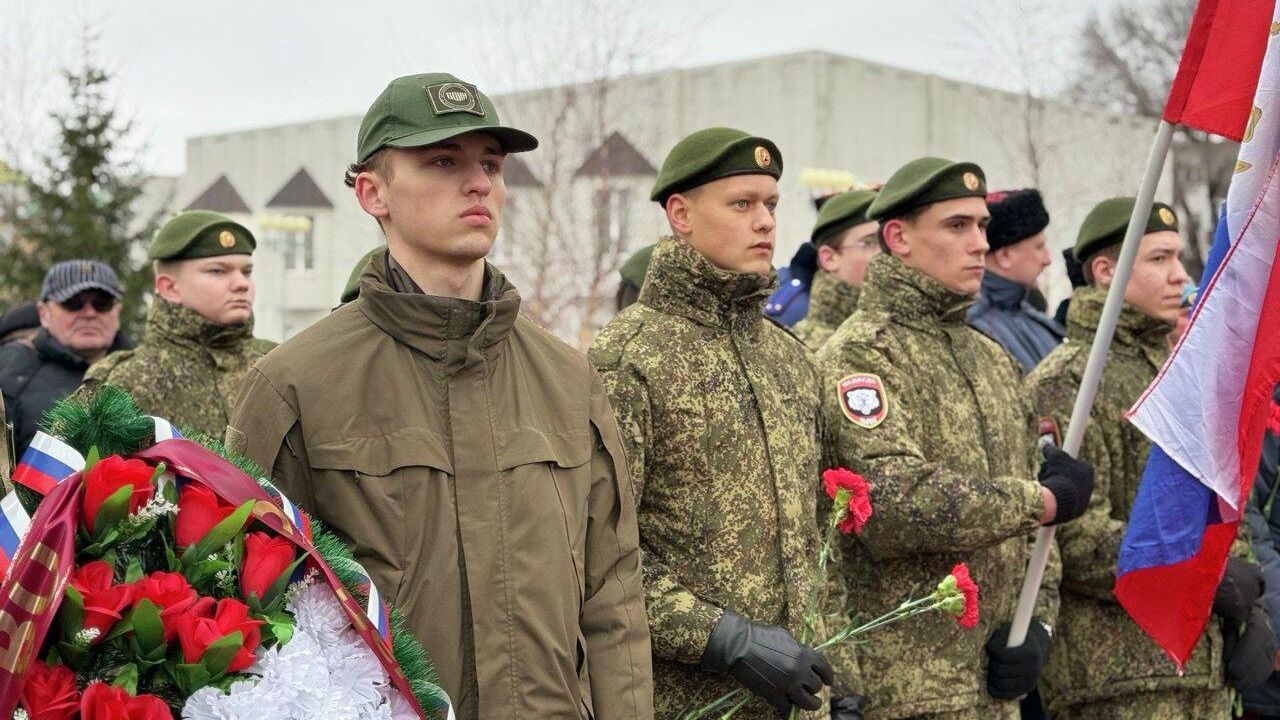 Курсанты одного из филиалов центра Воин почтили память воинов-интернационалистов Курсанты одного из филиалов центра Воин почтили память воинов-интернационалистов - РИА Новости, 1920, 15.02.2026