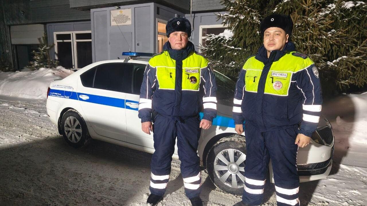 Омские сотрудники Госавтоинспекции, спасшие водителя фуры, у которого на трассе случился приступ бронхиальной астмы - РИА Новости, 1920, 16.02.2026