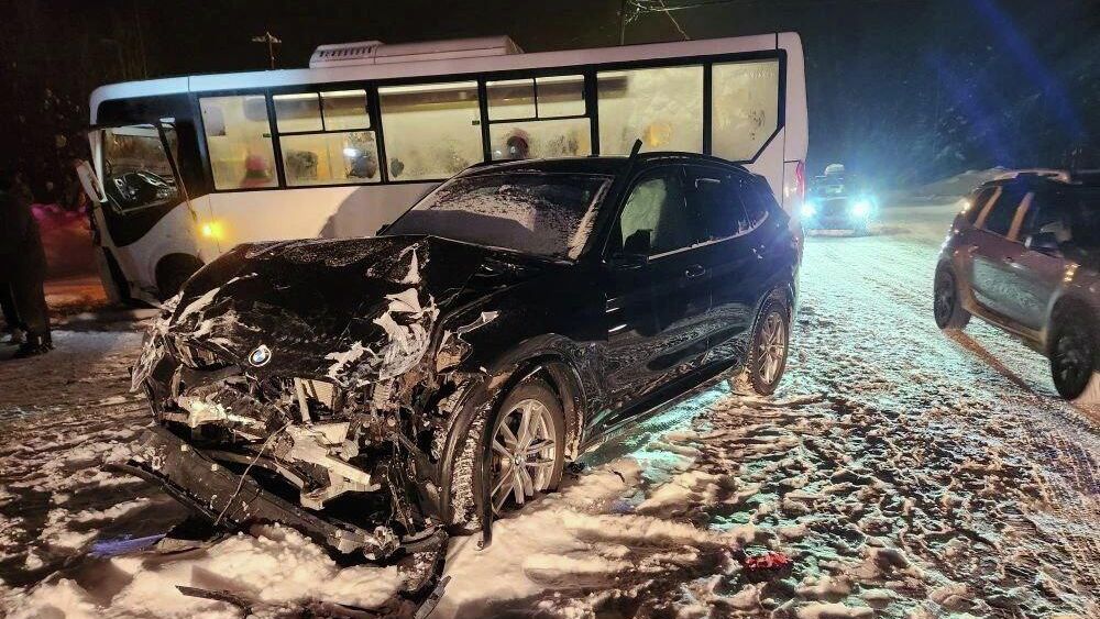 Последствия столкновения автобуса с автомобилем BMW в Архангельской области. 15 февраля 2026 - РИА Новости, 1920, 15.02.2026