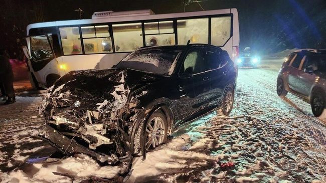 Последствия столкновения автобуса с автомобилем BMW в Архангельской области. 15 февраля 2026