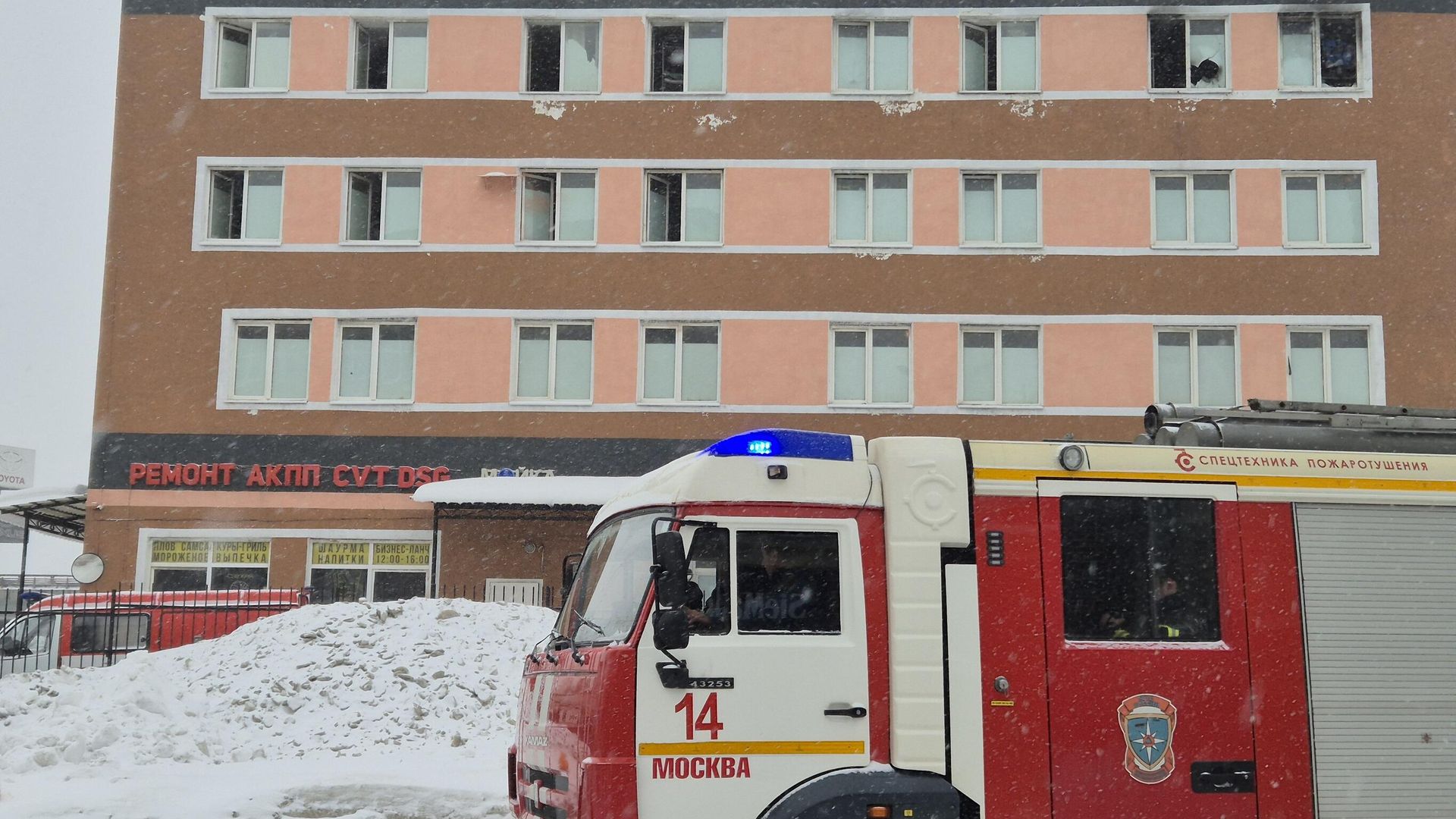 Оперативные службы у здания хостела, где произошел пожар на севере Москвы - РИА Новости, 1920, 16.02.2026