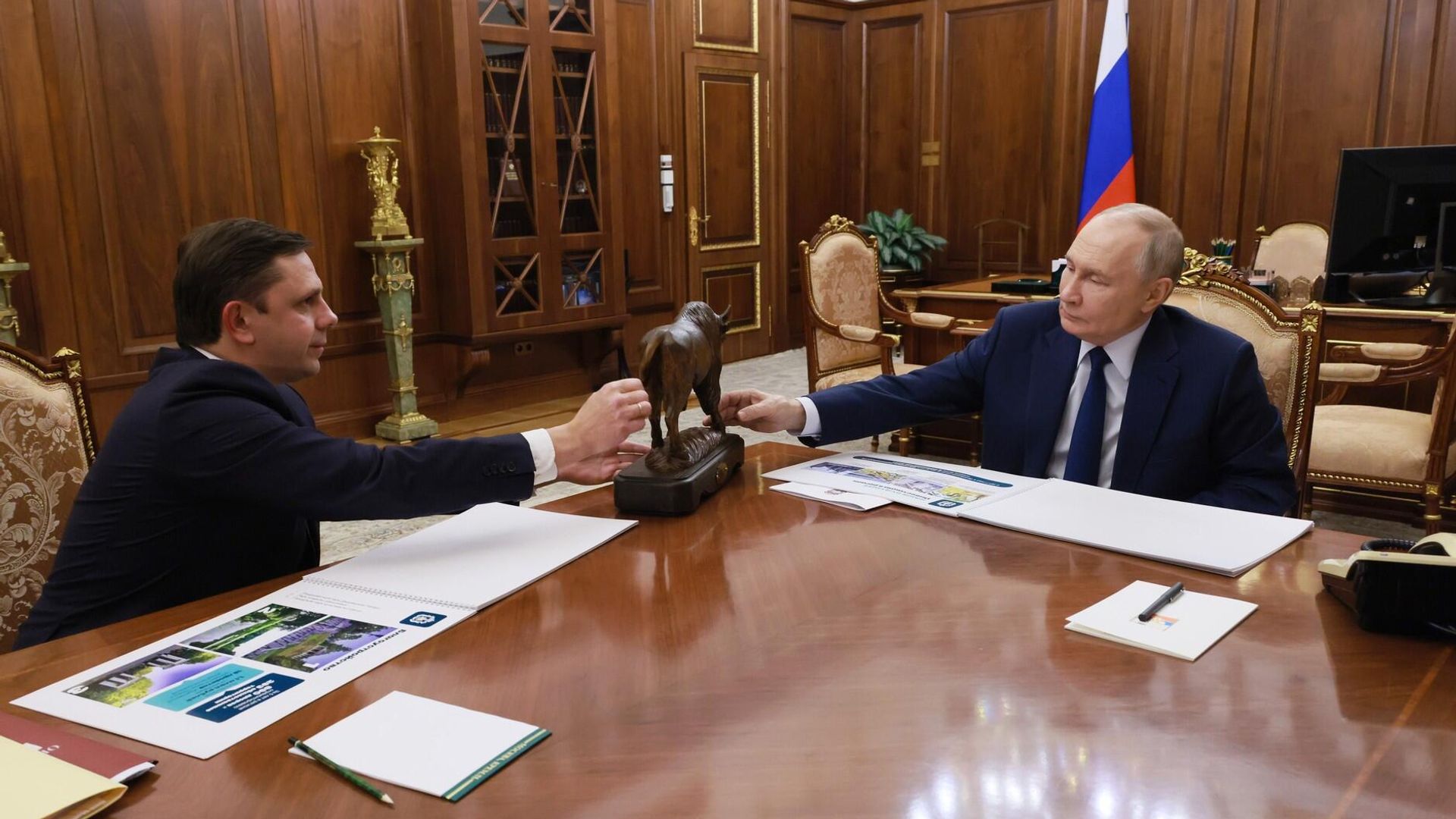 Рабочая встреча президента России Владимира Путина с губернатором Орловской области Андреем Клычковым - РИА Новости, 1920, 16.02.2026