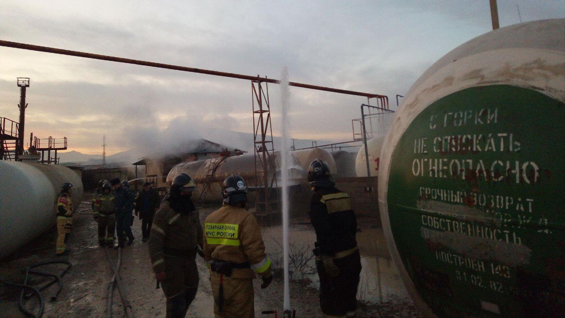 Ликвидация возгорания цистерны со сжиженным газом в Махачкале - РИА Новости, 1920, 16.02.2026