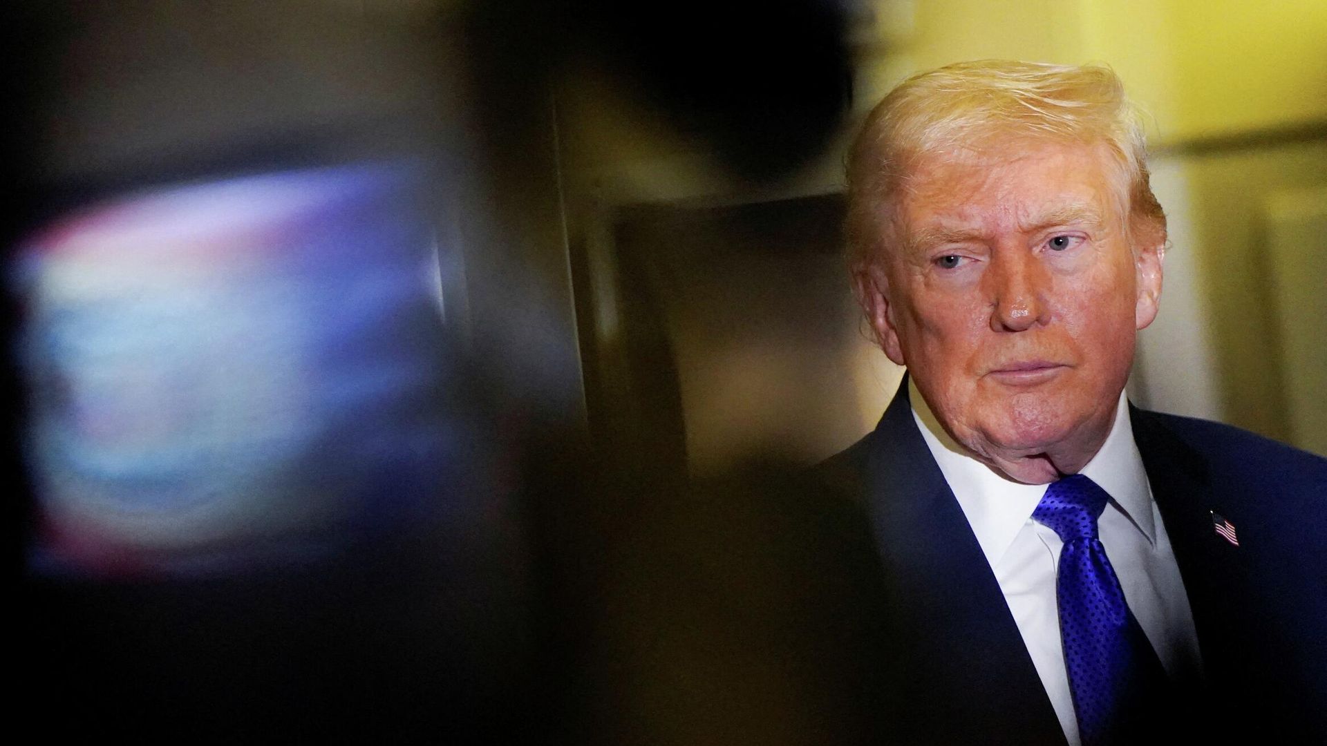 Президент США Дональд Трамп отвечает на вопросы журналистов на борту самолета Air Force One во время полета из Уэст-Палм-Бич, Флорида. 17 февраля 2026 - РИА Новости, 1920, 17.02.2026