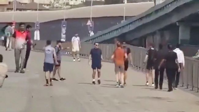  Президент Франции Эммануэль Макрон во время пробежки в индийском городе Мумбаи