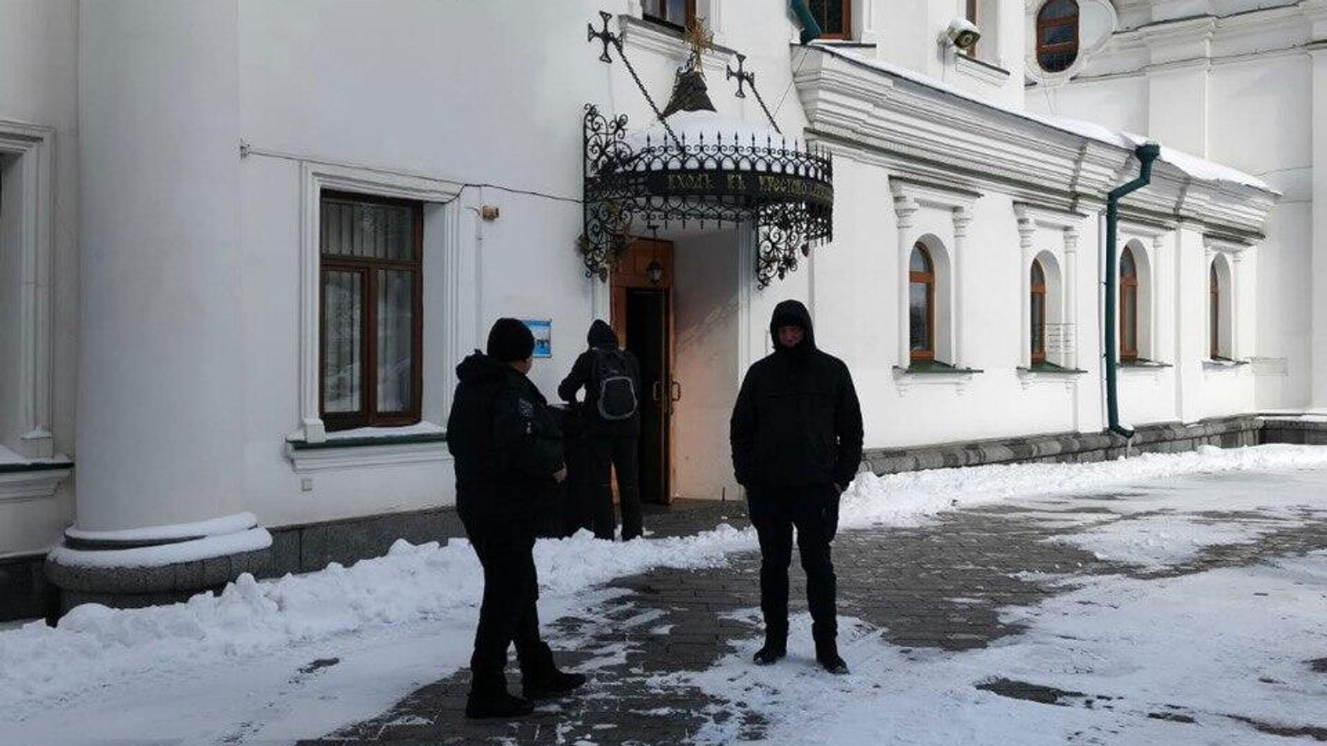 Сотрудники заповедника Киево-Печерская лавра срезают замки с Крестовоздвиженского и Теплого храмов Нижней лавры - РИА Новости, 1920, 17.02.2026
