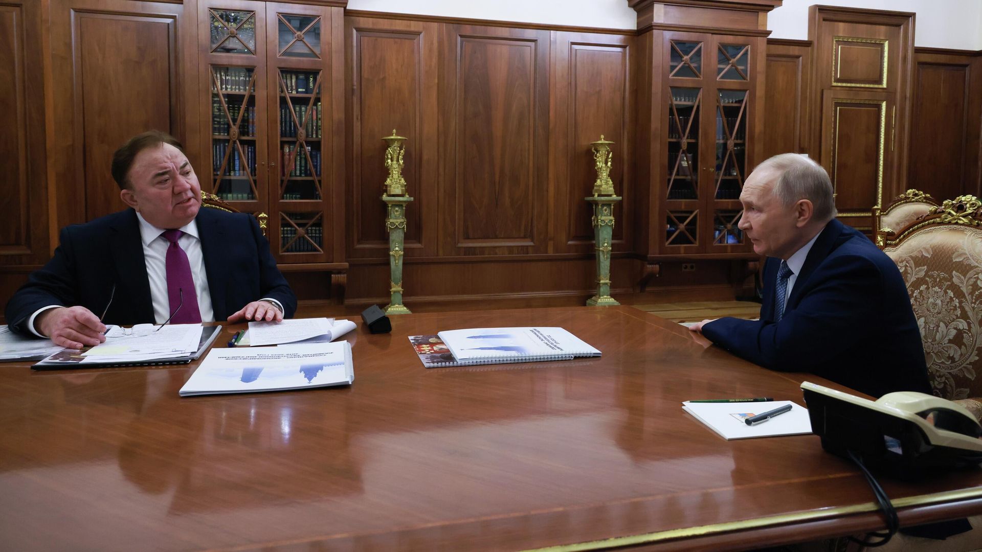 Президент РФ Владимир Путин и глава Республики Ингушетия Махмуд-Али Калиматов во время встречи Президент РФ Владимир Путин и глава Республики Ингушетия Махмуд-Али Калиматов во время встречи - РИА Новости, 1920, 17.02.2026