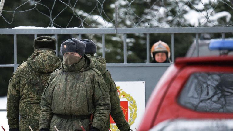 Обстановка у здания военной полиции в Ленобласти, где произошло обрушение Обстановка у здания военной полиции в Ленобласти, где произошло обрушение