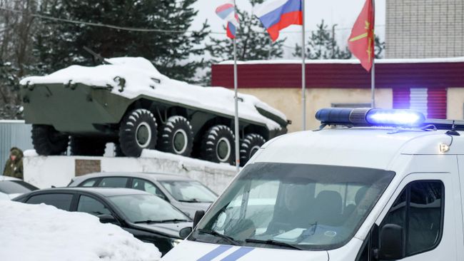 Автомобиль полиции у военной части в Сертолово Ленинградской области. 17 февраля 2026