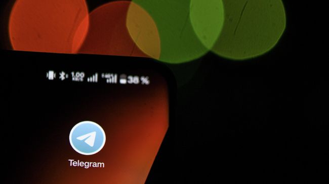 Мессенджер Telegram на экране телефона
